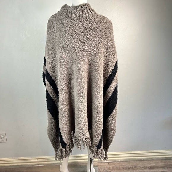 Barefoot Dreams Cozy chic beach poncho fringe one plus size fits most EUC - Picture 13 of 17